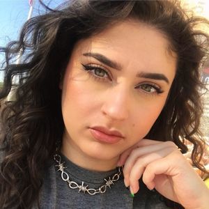 Meet your Posher, Dominique